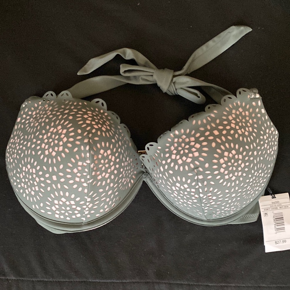 Nicely patterned bra here with colors that match and go perfectly together